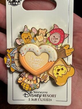 Disney Winnie the Pooh Shanghai Disney Spring Picnic Heart Spinner Pin